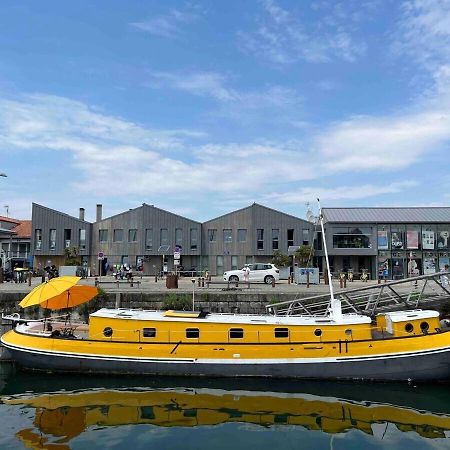 Une Peniche Dans Le Bassin À Flot Du Vieux Port La Rochelle  Esterno foto