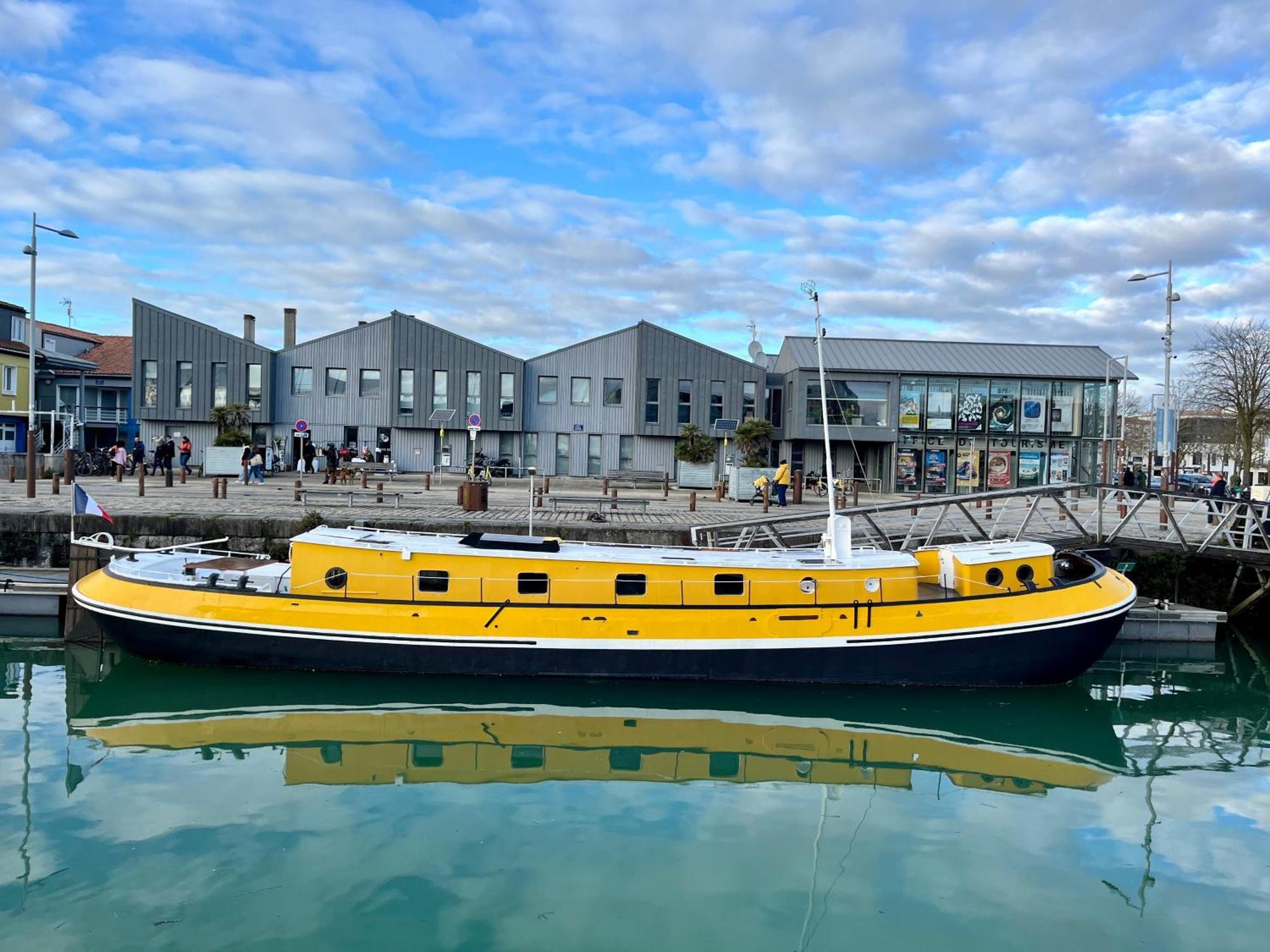 Une Peniche Dans Le Bassin À Flot Du Vieux Port La Rochelle  Esterno foto