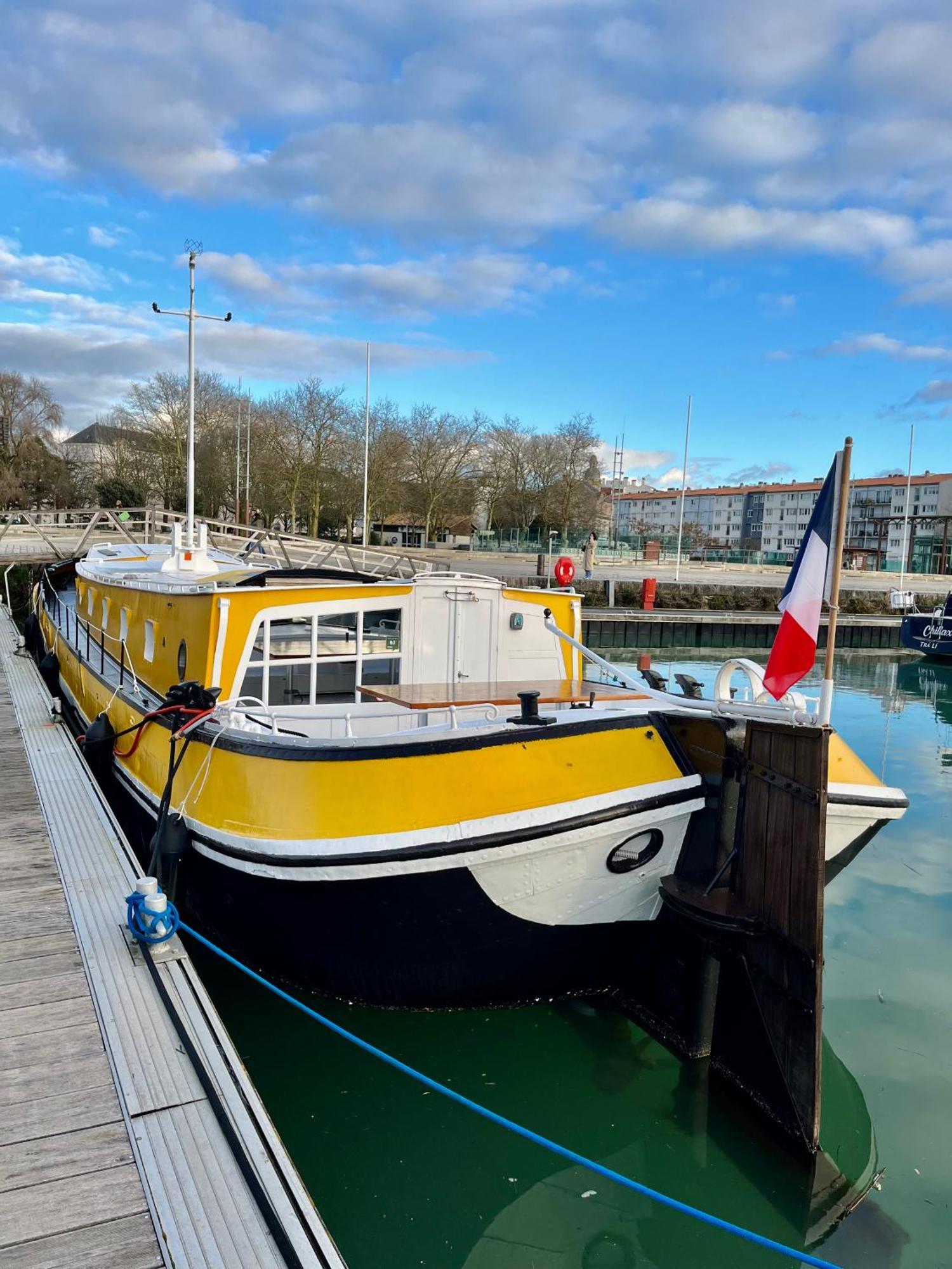 Une Peniche Dans Le Bassin À Flot Du Vieux Port La Rochelle  Esterno foto