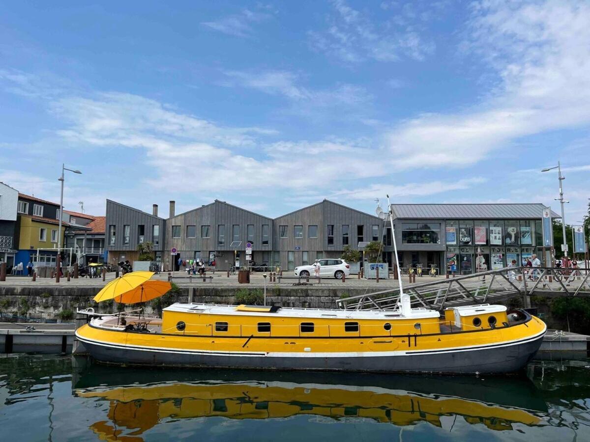 Une Peniche Dans Le Bassin À Flot Du Vieux Port La Rochelle  Esterno foto