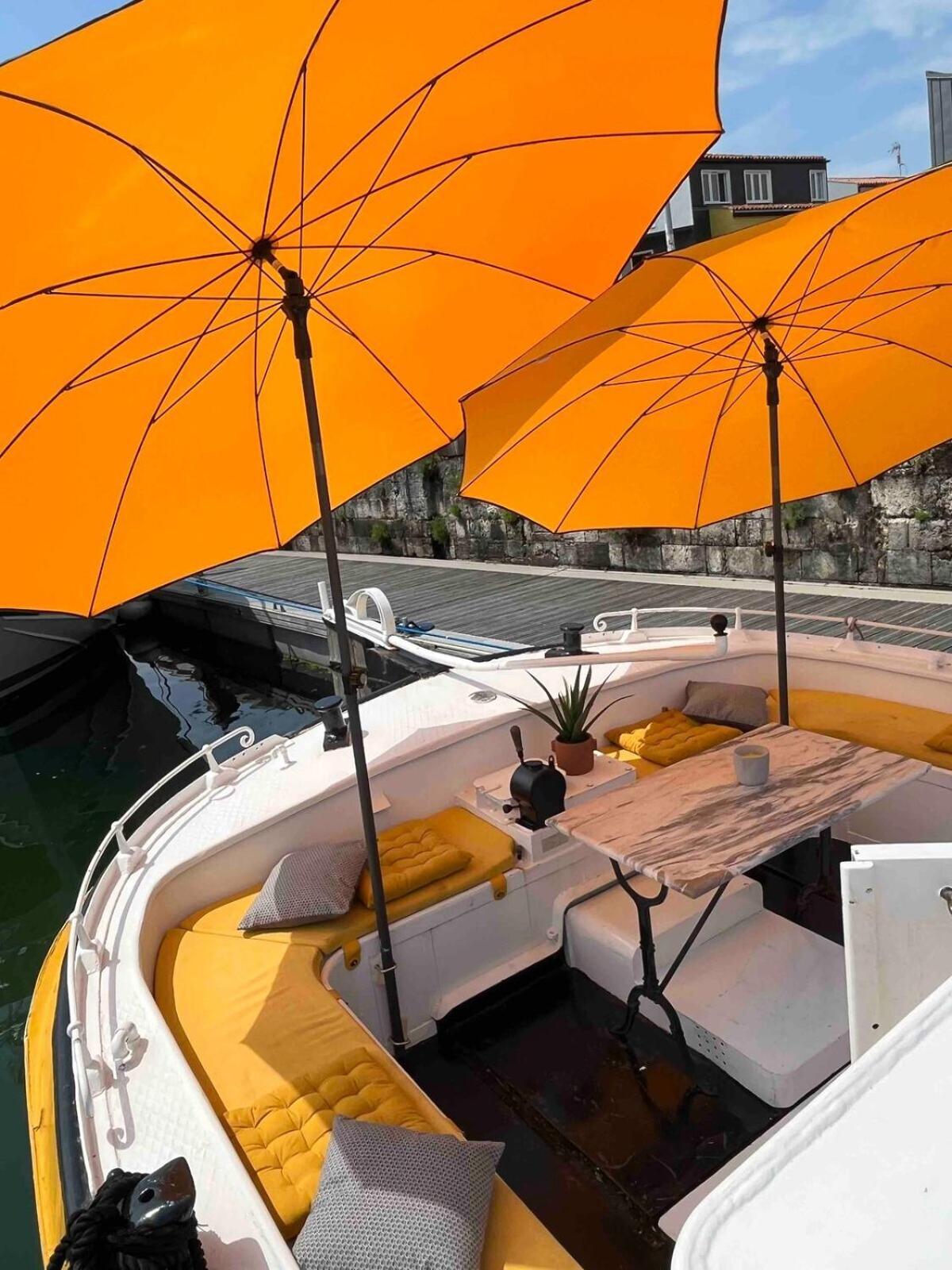 Une Peniche Dans Le Bassin À Flot Du Vieux Port La Rochelle  Esterno foto